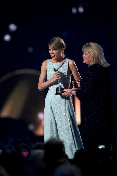 Honoree Taylor Swift accepts the 50th Anniversary Milestone Award for Youngest ACM Entertainer of the Year from her mother Andrea Finlay onstage during the 50th Academy of Country Music Awards in in Arlington, Texas on April 19, 2015.
